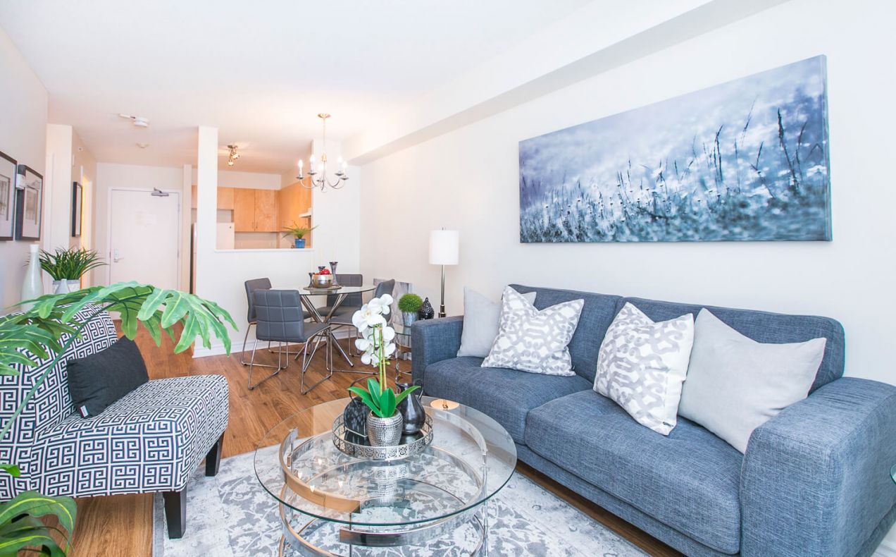 Bright living room at 100 Isabella apartment rentals
