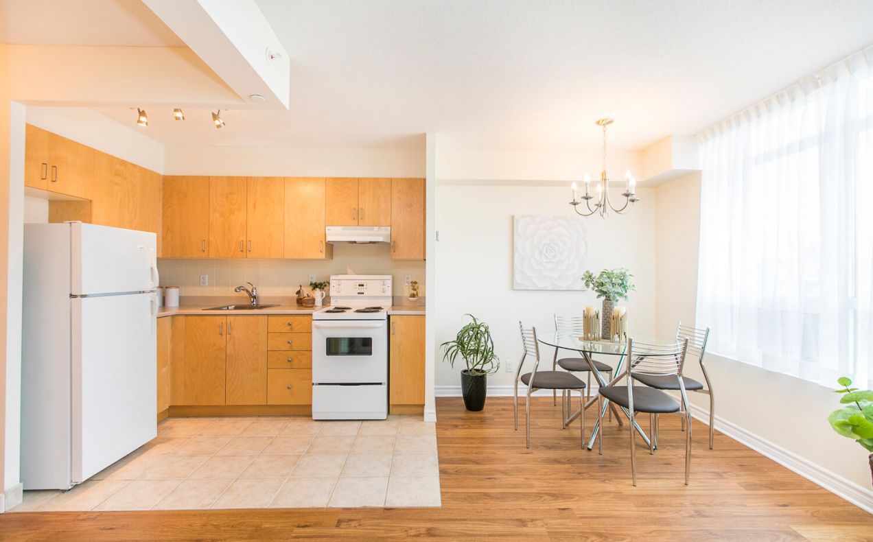 Open concept kitchen and dining area at 100 Isabella apartments