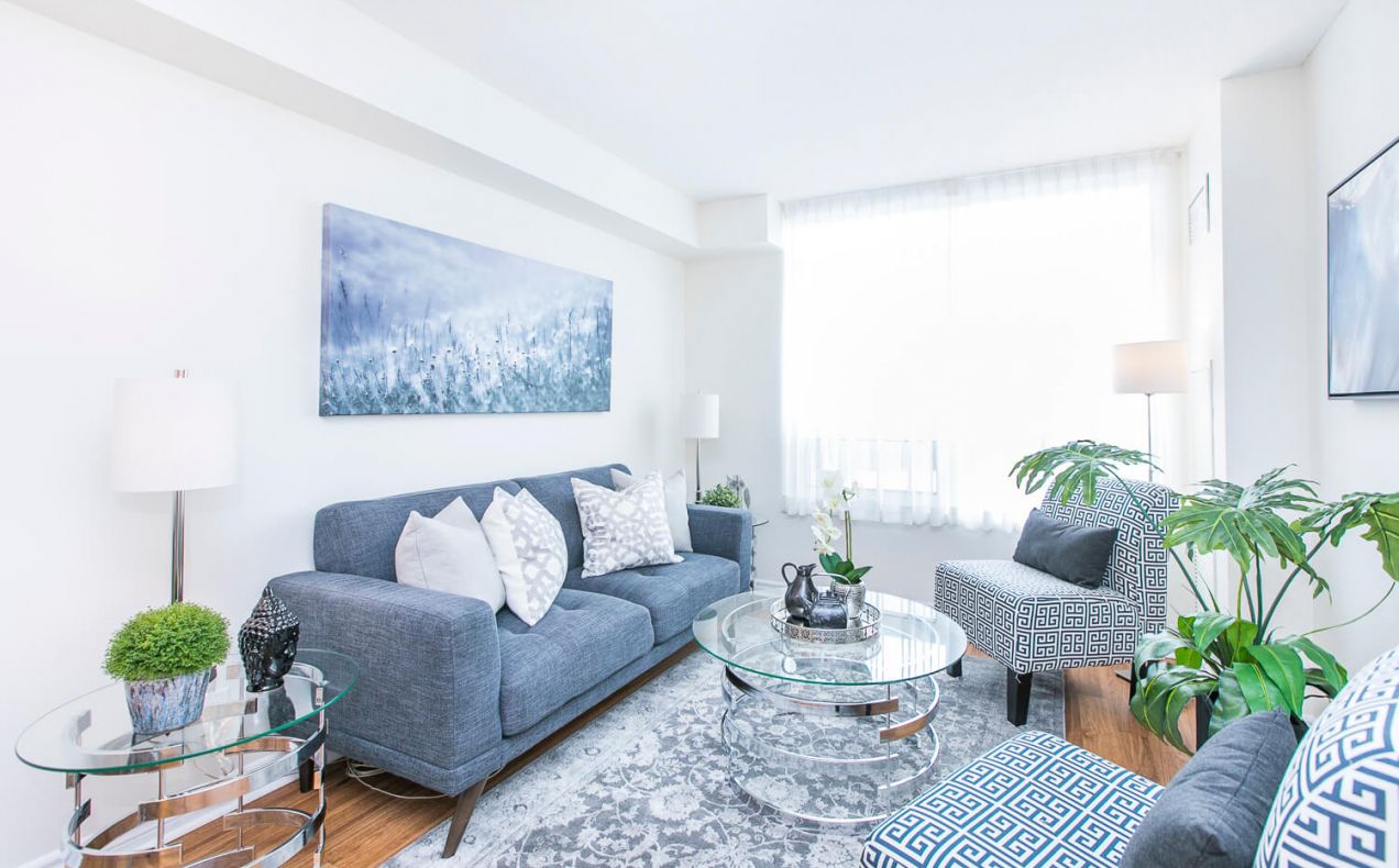 Bright living room at 100 Isabella apartment rentals